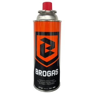 Cartucho de gas butano Brogas de 227 g sobre fondo blanco