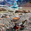 Cartucho de gas a rosca Brogas con calentador y olla, a orillas de un lago con glaciar