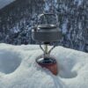 Cartucho de gas a rosca Brogas con calentador y pava, sobre la nieve