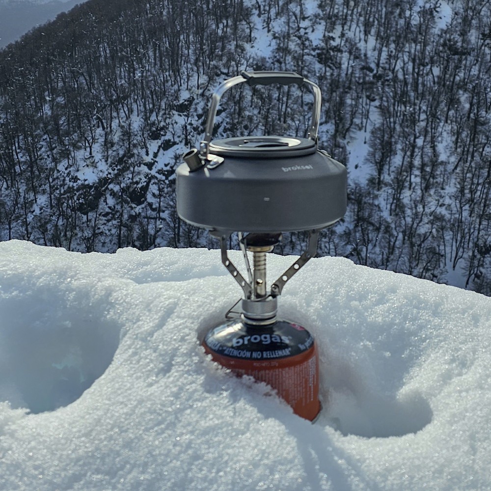 Cartucho de gas a rosca Brogas con calentador y pava, sobre la nieve